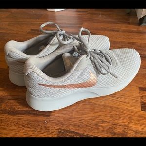Nike sneakers grey with rose gold swoosh